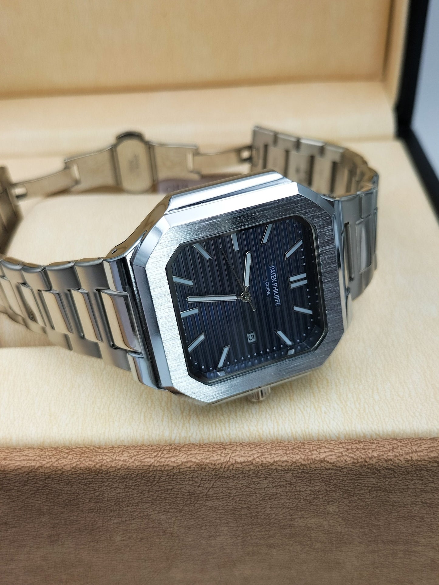 Patek Philippe Cubitus Quartz Formal looking Stylish Brand watch